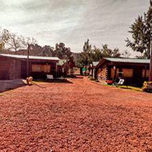 Jardines y vegetación de Cabañas Balcón del Río en Cacheuta Mendoza